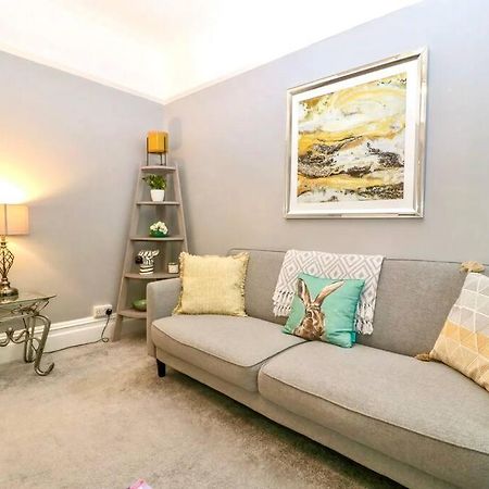 Homely 4 Bedroom Large House Inc Free Parking - Great Location - Fast Wifi - Smart Tv - Sleeps Up To 7! Close To Bournemouth & Poole Town Centre & Sandbanks Exterior foto