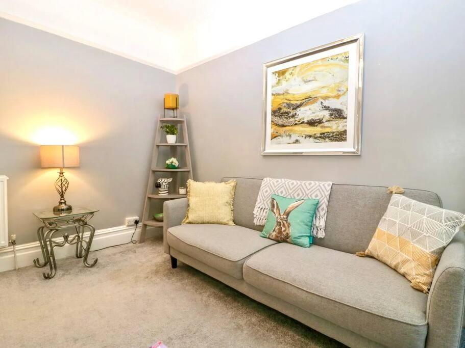 Homely 4 Bedroom Large House Inc Free Parking - Great Location - Fast Wifi - Smart Tv - Sleeps Up To 7! Close To Bournemouth & Poole Town Centre & Sandbanks Exterior foto