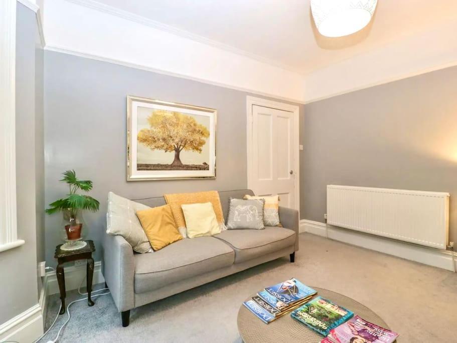 Homely 4 Bedroom Large House Inc Free Parking - Great Location - Fast Wifi - Smart Tv - Sleeps Up To 7! Close To Bournemouth & Poole Town Centre & Sandbanks Exterior foto