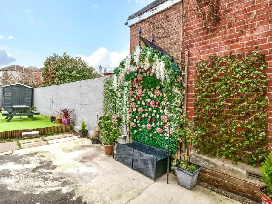 Homely 4 Bedroom Large House Inc Free Parking - Great Location - Fast Wifi - Smart Tv - Sleeps Up To 7! Close To Bournemouth & Poole Town Centre & Sandbanks Exterior foto