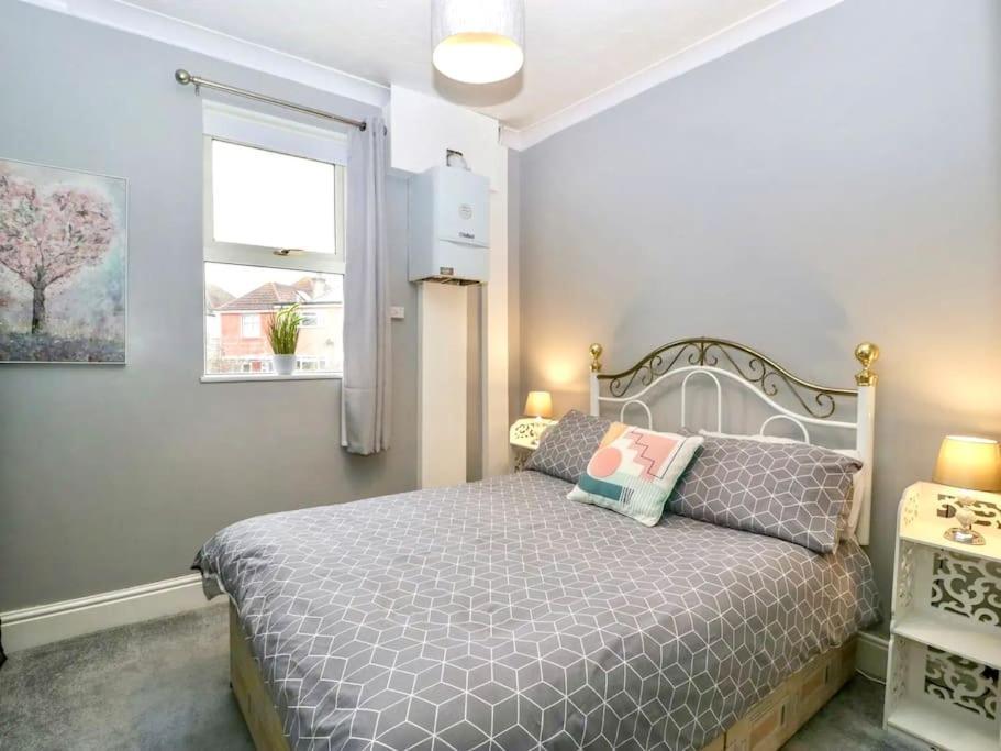 Homely 4 Bedroom Large House Inc Free Parking - Great Location - Fast Wifi - Smart Tv - Sleeps Up To 7! Close To Bournemouth & Poole Town Centre & Sandbanks Exterior foto