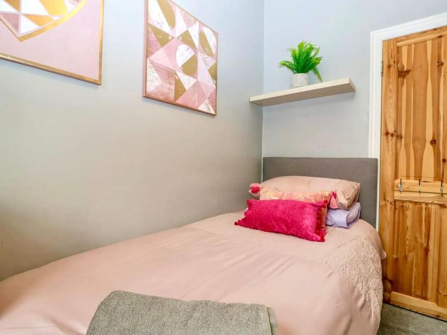 Homely 4 Bedroom Large House Inc Free Parking - Great Location - Fast Wifi - Smart Tv - Sleeps Up To 7! Close To Bournemouth & Poole Town Centre & Sandbanks Exterior foto