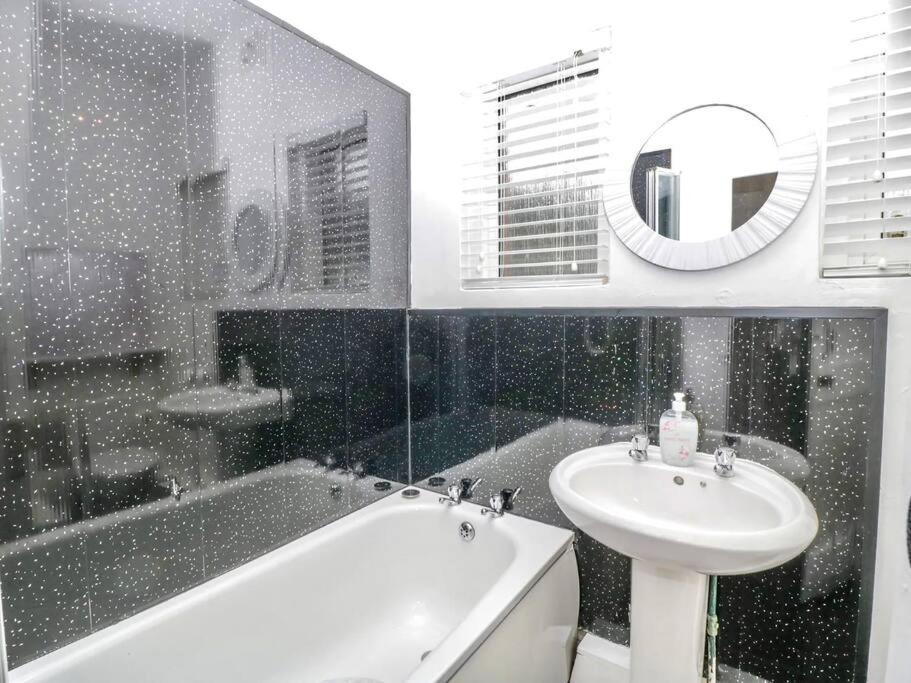 Homely 4 Bedroom Large House Inc Free Parking - Great Location - Fast Wifi - Smart Tv - Sleeps Up To 7! Close To Bournemouth & Poole Town Centre & Sandbanks Exterior foto