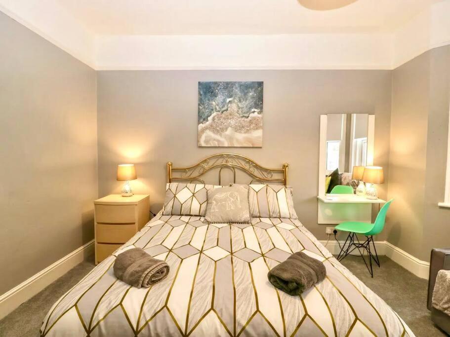 Homely 4 Bedroom Large House Inc Free Parking - Great Location - Fast Wifi - Smart Tv - Sleeps Up To 7! Close To Bournemouth & Poole Town Centre & Sandbanks Exterior foto