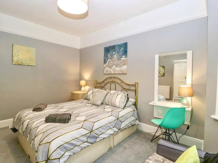 Homely 4 Bedroom Large House Inc Free Parking - Great Location - Fast Wifi - Smart Tv - Sleeps Up To 7! Close To Bournemouth & Poole Town Centre & Sandbanks Exterior foto