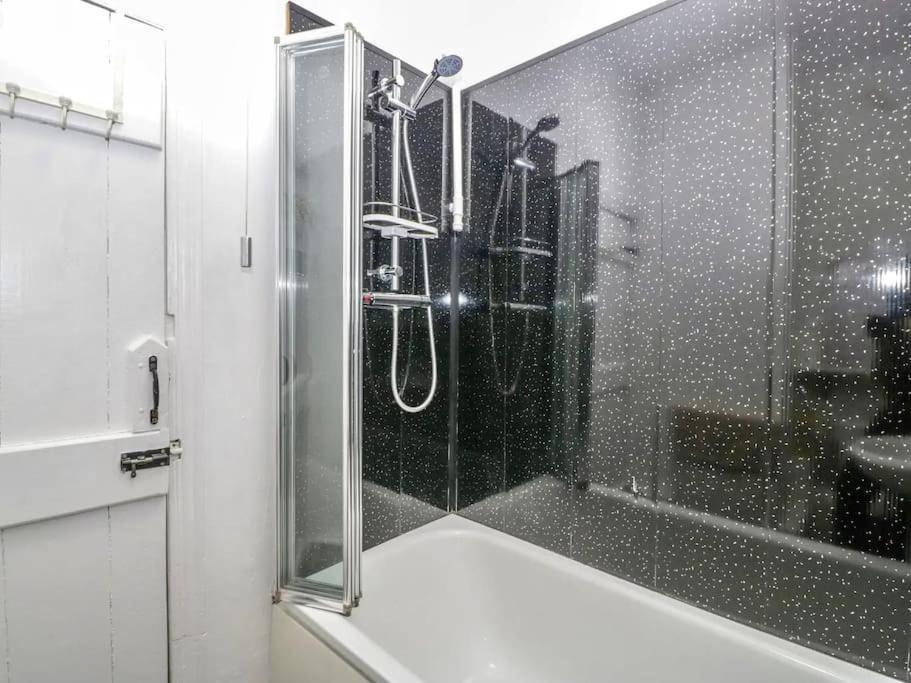 Homely 4 Bedroom Large House Inc Free Parking - Great Location - Fast Wifi - Smart Tv - Sleeps Up To 7! Close To Bournemouth & Poole Town Centre & Sandbanks Exterior foto